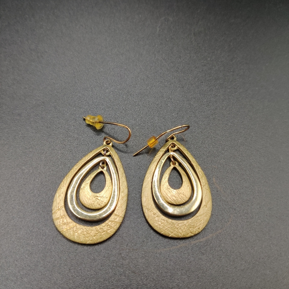 Vintage dangle earrings gold tone